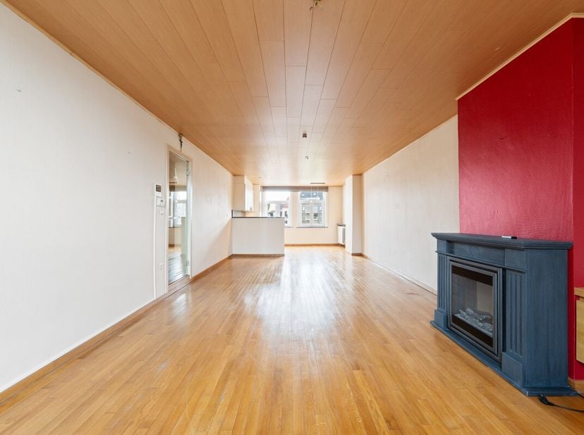 Blankenberge: Uitzonderlijk ruim appartement met 3 slaapkamers te koop in het centrum van Blankenberge! Op de 2e verdieping van deze prachtige, authen