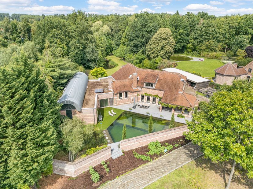 Cette villa authentique dégage chaleur et caractère. Finie avec des matériaux durables et préservant les éléments originaux, cette villa offre une com