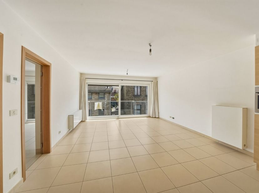 In het centrum van Oudenburg bevindt zich dit verzorgd appartement op de eerste verdieping van residentie Iris (Bj 2008). Het appartement beschikt ove