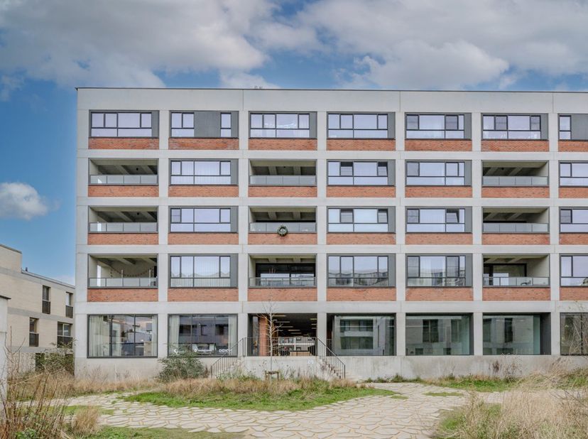 Bien professionnel à louer
                    à 2060 Antwerpen