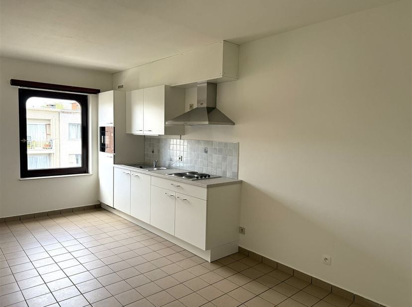 Aangename studio met 1 slaapkamer en garagebox<br />
Locatie:<br />
Het appartement is vlot bereikbaar gelegen en bevindt zich nabij de ring en het ce