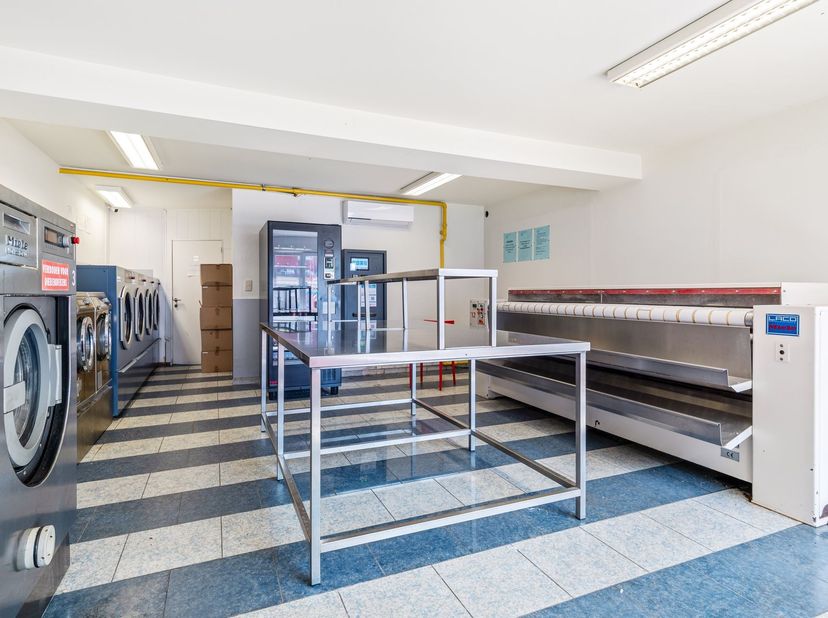 Commerciële ruimte met potentieel in Genk<br />
<br />
Deze centraal gelegen commerciële ruimte in Genk is momenteel ingericht als wasserij maar bie