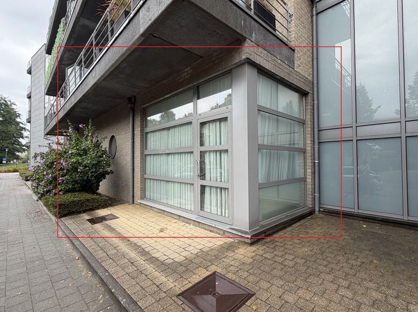 Op de Dijkbeemdenweg in Zonhoven bevindt zich dit gelijkvloerse appartement van ca. 124 m², voorzien van 2 volwaardige slaapkamers, een privatieve tui