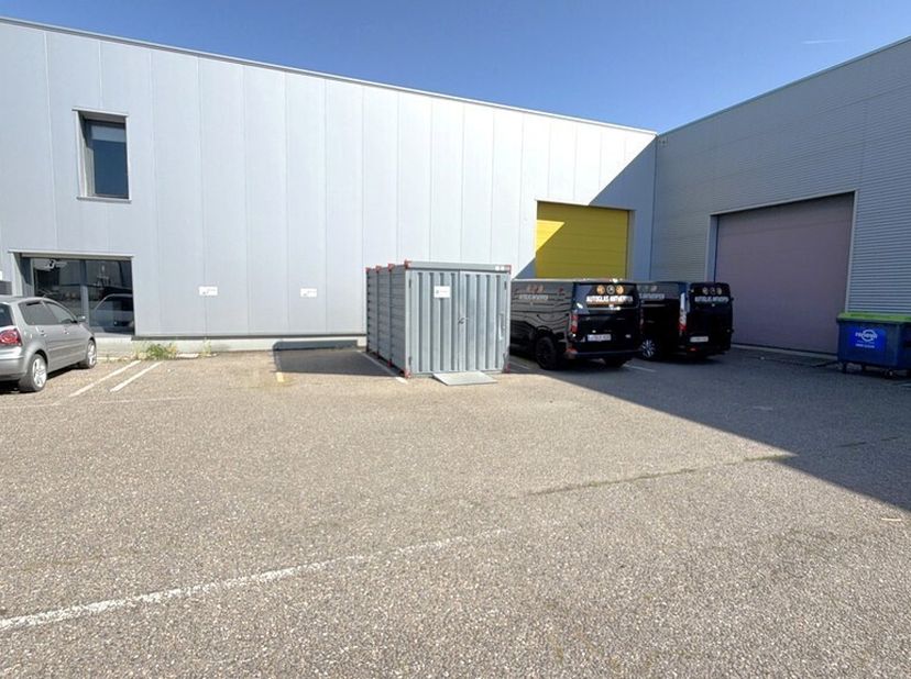 Ben je op zoek naar een instapklaar magazijn op een strategische locatie in de Antwerpse haven? Ontdek deze kmo-unit in een semi-industrieel complex l