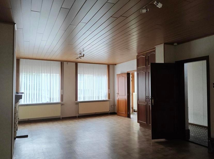 Een rijwoning met karakter en potentieel gelegen in het gezellige centrum van Aarschot! Hier woon je nabij lokale winkels, leuke horeca en toch rustig