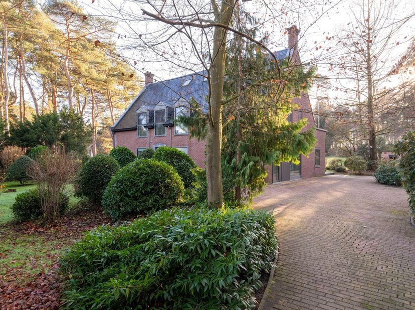 Deze tijdloze villa is rustig gelegen op een residentiële locatie in Maasmechelen, op een zuidelijk perceel van 3.500m². Momenteel is de villa verdeel