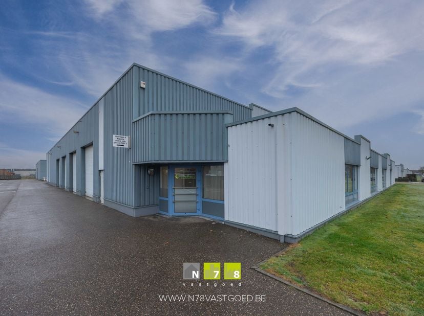 BEDRIJFSHAL VAN 4000M² + KANTOORRUIMTE VAN 230M² CENTRAAL GELEGEN TE OPGLABBEEK.<br />
Dit instapklaar industrieel gebouw is gelegen op het industriet