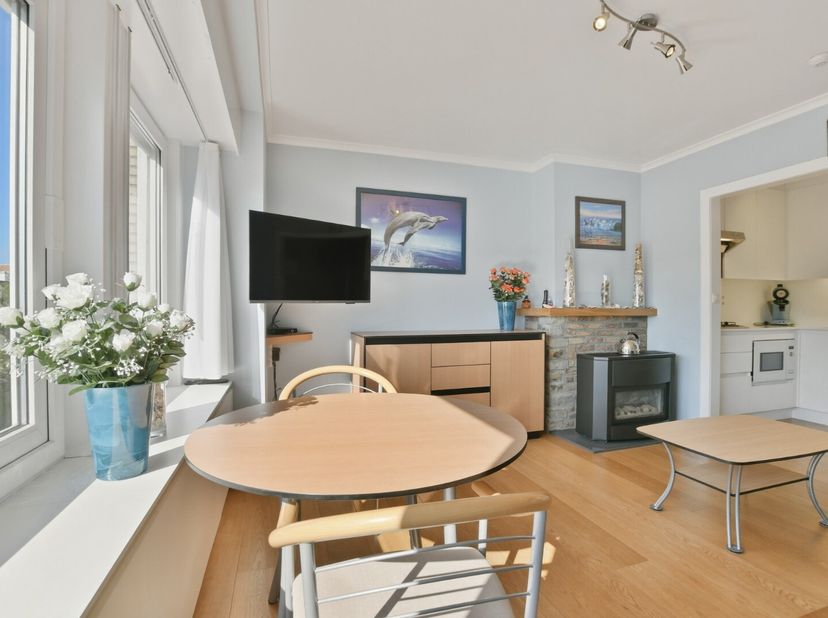 In een kleinschalige appartementsgebouw bevindt zich op de tweede verdieping dit smaakvol vernieuwde en instapklaar appartement op een centrale locati
