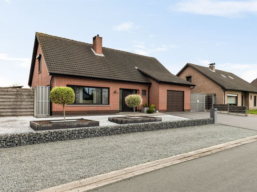 Maison spacieuse sur un terrain d'environ 788 m²<br />
Aménagement :<br />
Rez-de-chaussée :<br />
Hall d'entrée avec toilettes invités, espace de vie