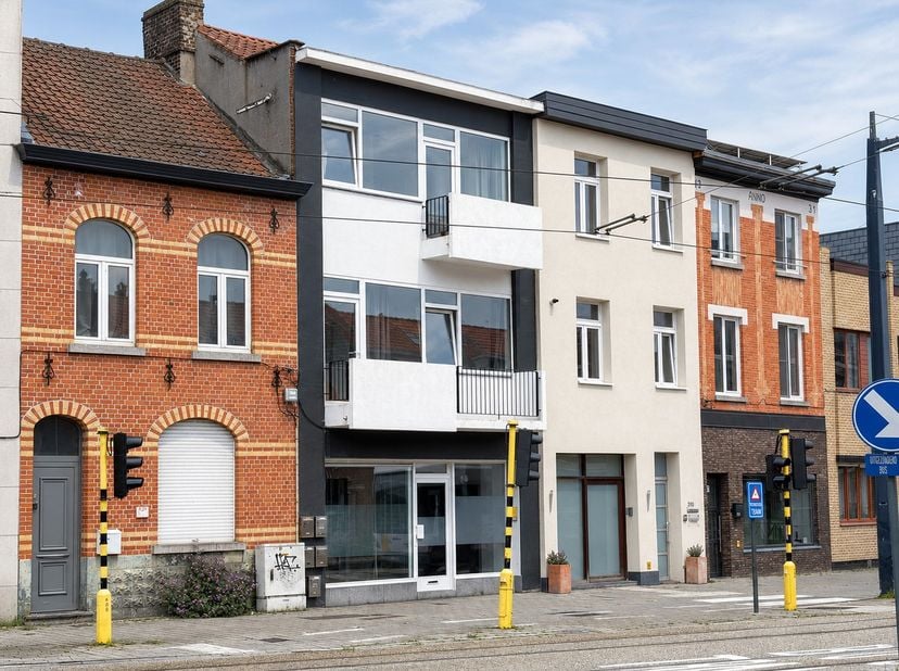 Uitstekend gelegen opbrengsteigendom bestaande uit 5 entiteiten nabij het Sint-Pietersstation<br />
<br />
Het gebouw bestaat uit 2 studio's en 3 kame