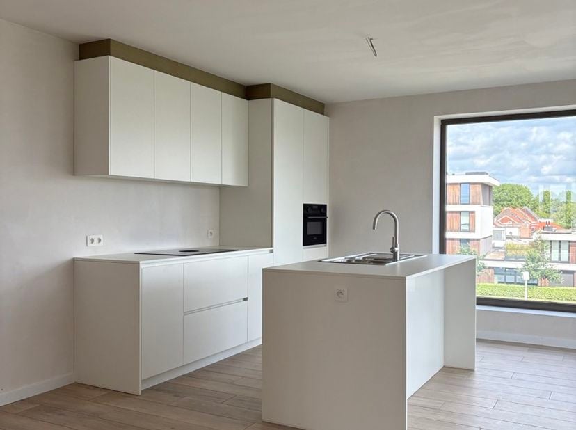 Vraag uw bezoek aan via immodavinci.be<br />
Ligging<br />
Dit stijlvolle nieuwbouwappartement is uitstekend gelegen in Zwijnaarde, op een strategisch
