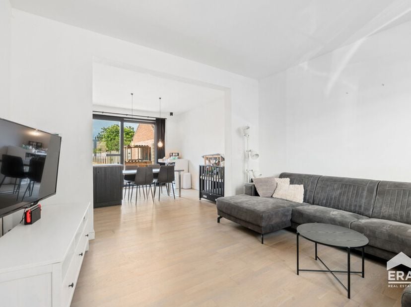 Deze moderne starterswoning ligt in een rustige, groene omgeving nabij het centrum van Bree. Wandelaars kunnen meteen genieten van de omliggende wande