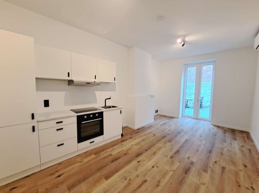 Recent vernieuwd 1-slaapkamerappartement met TERRAS op een uitstekende ligging in het centrum van Brugge in een zijstraat van de Hoogstraat.<br />
Dic