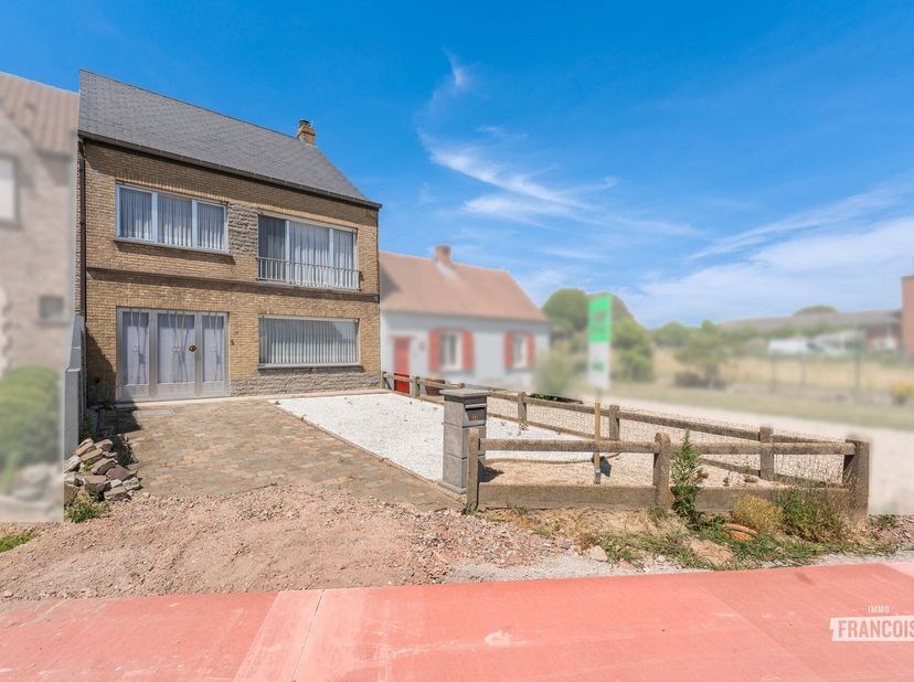 Dans un quartier résidentiel calme à Lede se trouve cette maison mitoyenne solidement construite en 1975. Grâce à sa construction robuste, à son bon é