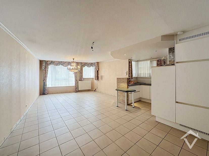 Bent u op zoek naar comfortabel gelijkvloers wonen op een toplocatie? Dan is dit ruime appartement in de Langepijpestraat te Torhout zeker een bezoek