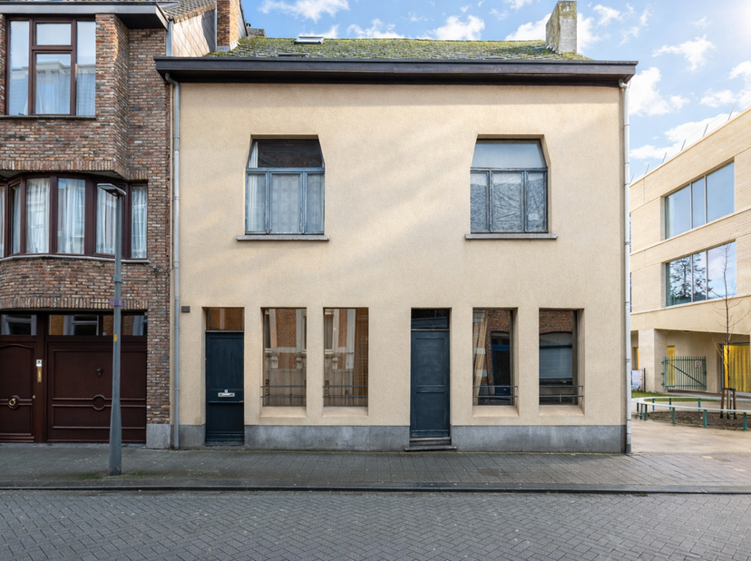 Oorspronkelijk betrof dit eigendom twee afzonderlijke woningen, die in 2016 werden samengevoegd tot één ruime woonentiteit. Vandaag presenteert het ge