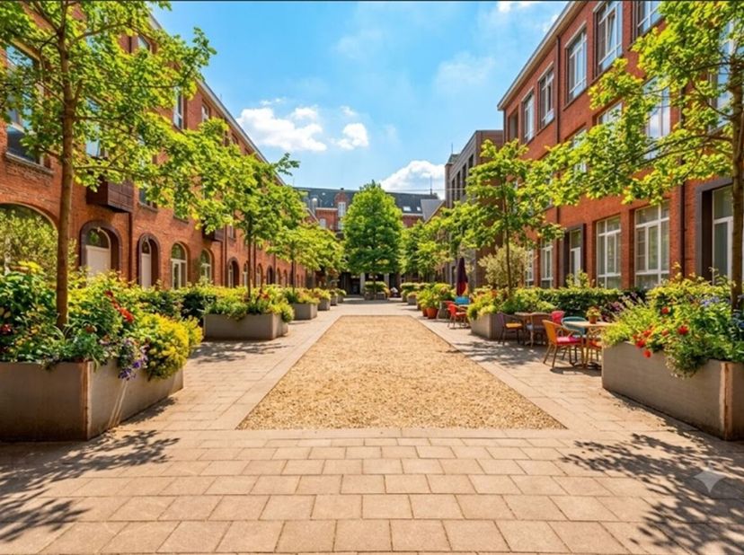 Uniek gelijkvloers duplex-appartement (138 m²) in het prestigieuze woonproject Mère Jeanne<br />
Ligging<br />
Gelegen in het hart van de bruisende Th