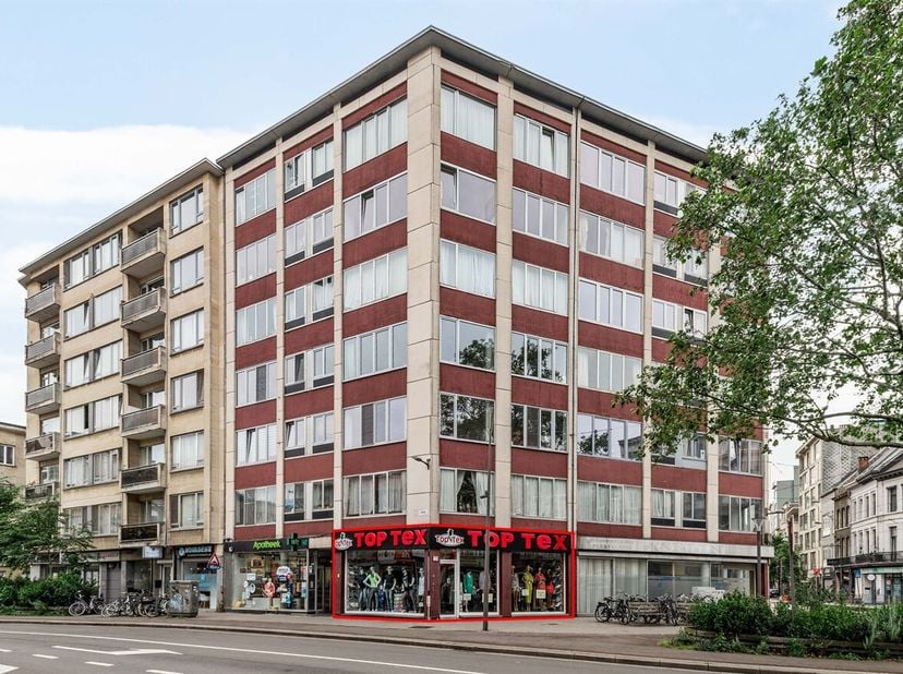 LOCAL COMMERCIAL AU REZ-DE-CHAUSSÉE DANS UN EMPLACEMENT D'ANGLE EXCEPTIONNEL<br />
Au coin de la Kerkstraat et de la Turnhoutsebaan, nous vous proposo
