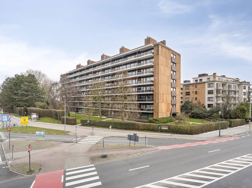 Bent u op zoek naar een appartement waar u nog een persoonlijke touch aan kan geven ? Dit appartement op de 4de verdieping aan de Nieuwelaan 127 met p