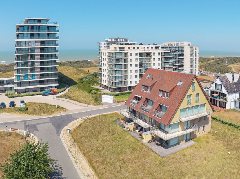 Découvrez ce magnifique appartement de style villa, entièrement meublé, idéalement situé sur la très prisée Dynastielaan, à quelques pas de la plage,