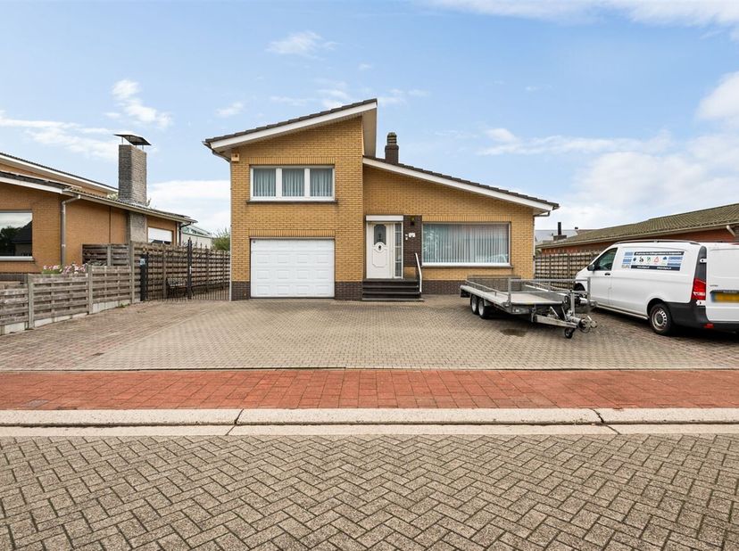 Te renoveren split-level woning met retro allures gelegen in een leuke en landelijke omgeving nabij het centrum van Brecht!<br />
Een inkomhal die zow