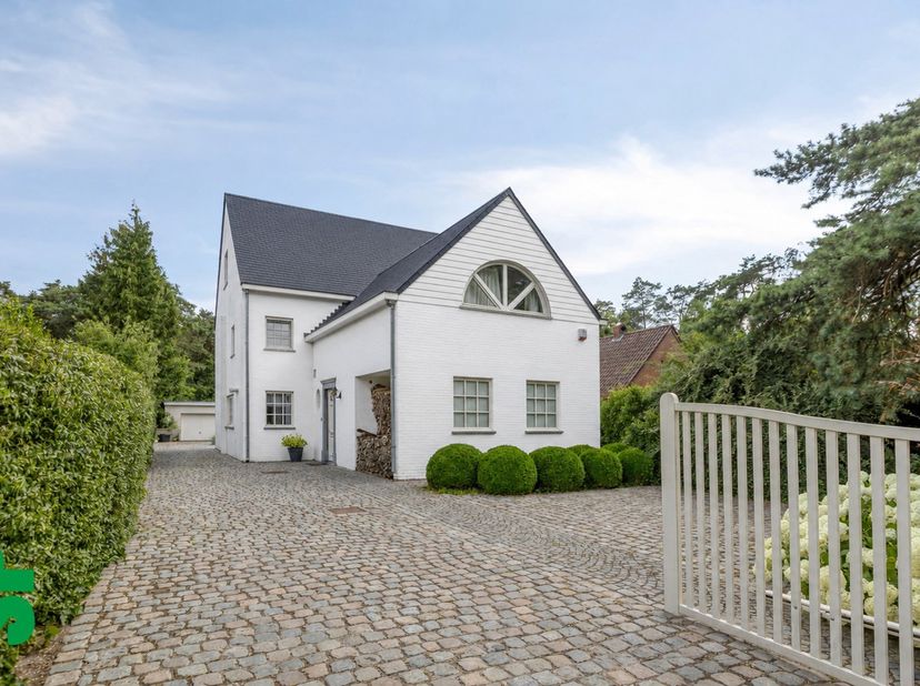 Zeer ruime, instapklare gezinswoning met 4 slaapkamers, zwembad en gunstig EPC.<br />
Bij het betreden van de woning word je verwelkomd in een royale