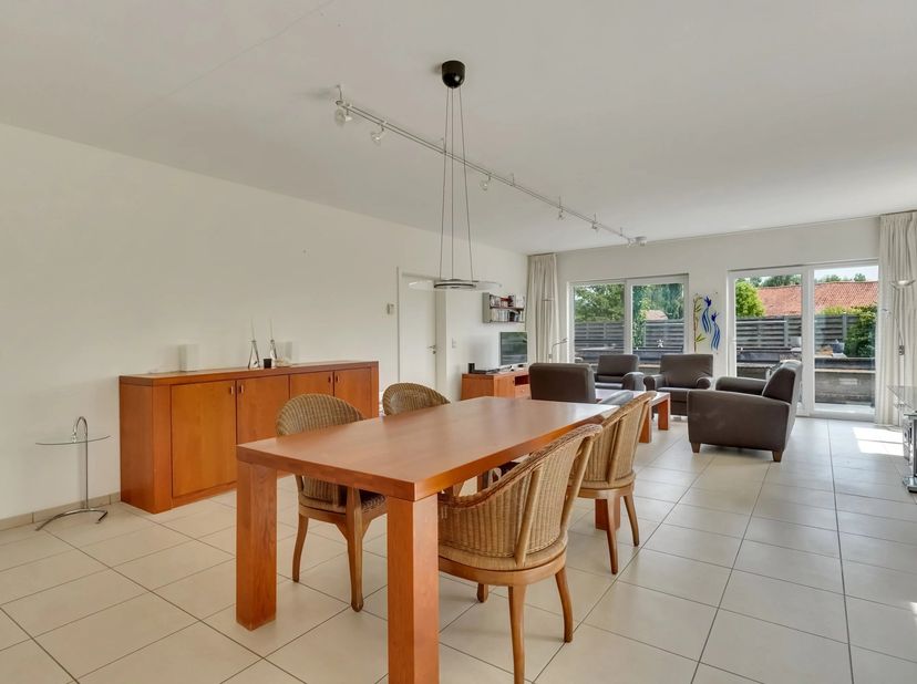 In een rustige residentiële wijk bevindt zich deze verzorgde open bebouwing uit 2004 met een bewoonbare oppervlakte van maar liefst 226 m².<br />
De w