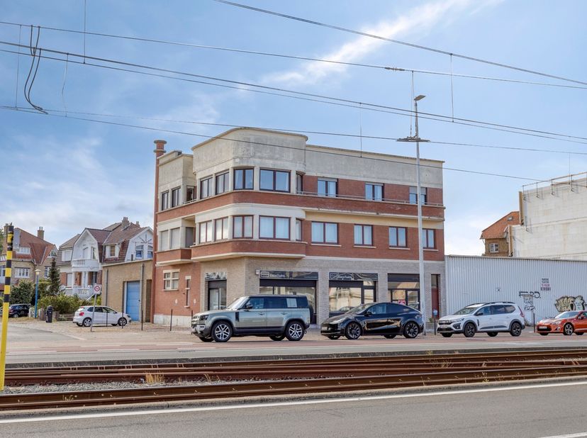 Gelegen op wandelafstand van het bruisende centrum van Koksijde, de zeedijk en het openbaar vervoer, geniet u hiervan een ideale combinatie van rust,