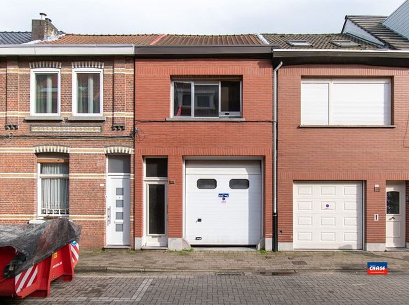 HOBOKEN | TE RENOVEREN GROOT MAGAZIJN / ATELIER / WERKPLAATS MET WOONST EN MOOIE TUIN | EPC 639 |<br />
Indeling als volgt: gelijkvloers: inkomhal - g