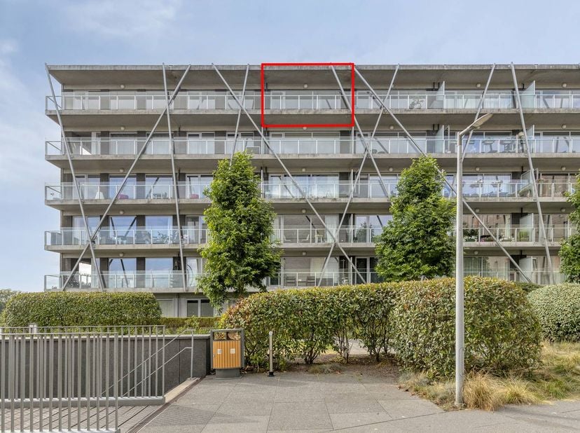 Dit lichtrijke en energiezuinige appartement met twee slaapkamers bevindt zich op een uitzonderlijke locatie, pal aan het station van Brugge en uitkij