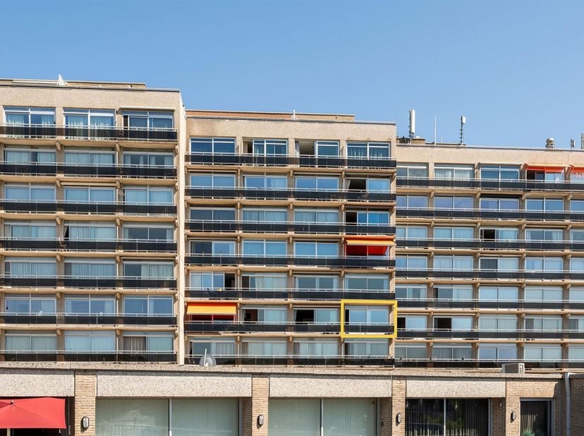 Uitzonderlijke ligging in Residentie Astrid centraal én aan zee!<br />
Op zoek naar een lichtrijk appartement met open uitzichten langs beide zijden,