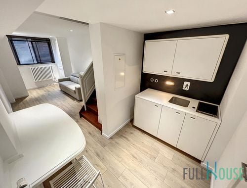                                         Studio te huur in Elsene, € 850
