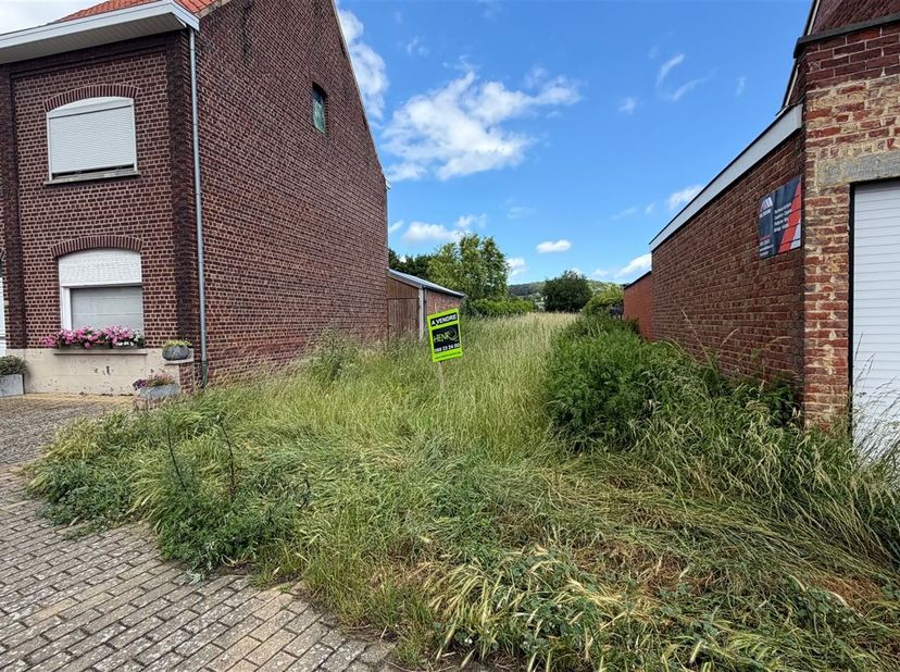 Très beau terrain à bâtir d'une surface de 09 ares 13 ca situé dans une rue peu fréquentée, au calme. <br />
Cadastré Section B 274 f. Profondeur de 1