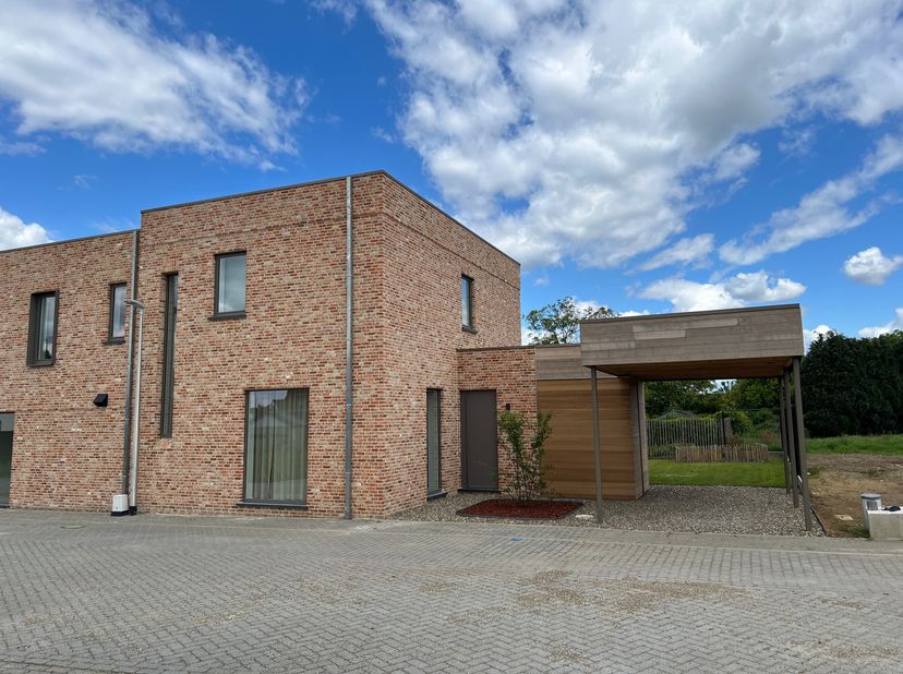 Op zoek naar een warme, leuke en energiezuinige woning waar comfort en rust samenkomen?<br />
Deze halfopen bebouwing in de Lange Voorstraat 3 verrast