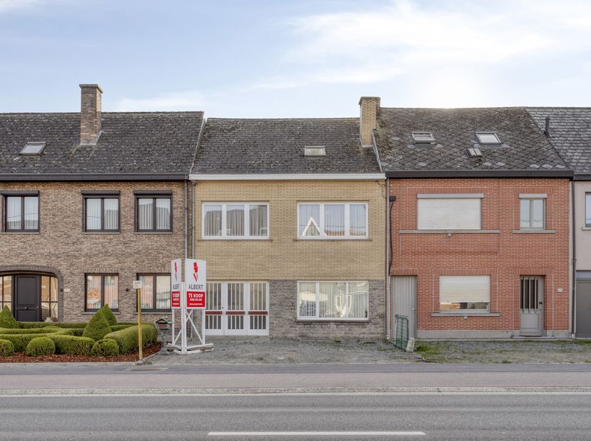 Ruime woning met 3 slpk en tuin in Lede<br />
Ben je op zoek naar een ruime woning in Lede met renovatiepotentieel? Zoek niet verder! Met 3 slaapkamer
