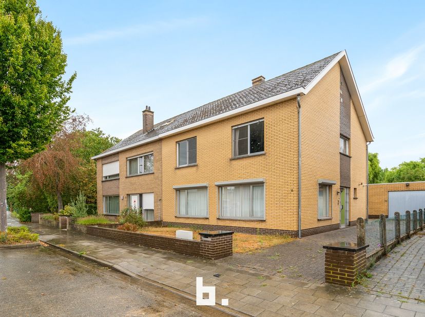 Deze ruime woning ligt op een perceel van 561 m² en is uitstekend gelegen. Gegeerde woonomgeving nabij diverse winkels en lokale handelszaken, scholen