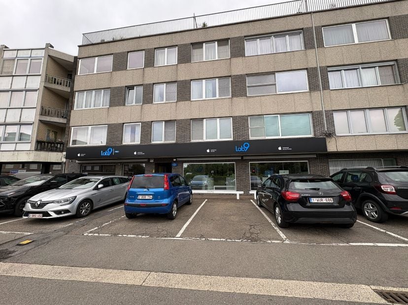 Instapklaar appartement met 2 slaapkamers, garagebox, kelderberging en terras in het centrum van Kuringen (Hasselt). Voor meer informatie ga naar: htt