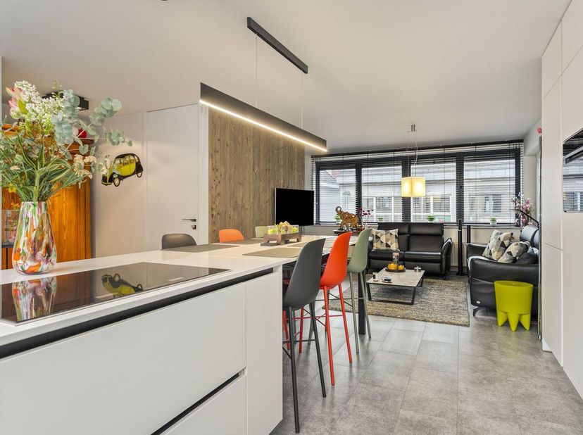 Bent u op zoek naar een ruime, instapklare woning met veel licht, comfort én de mogelijkheid om wonen en werken te combineren? Deze karaktervolle eige