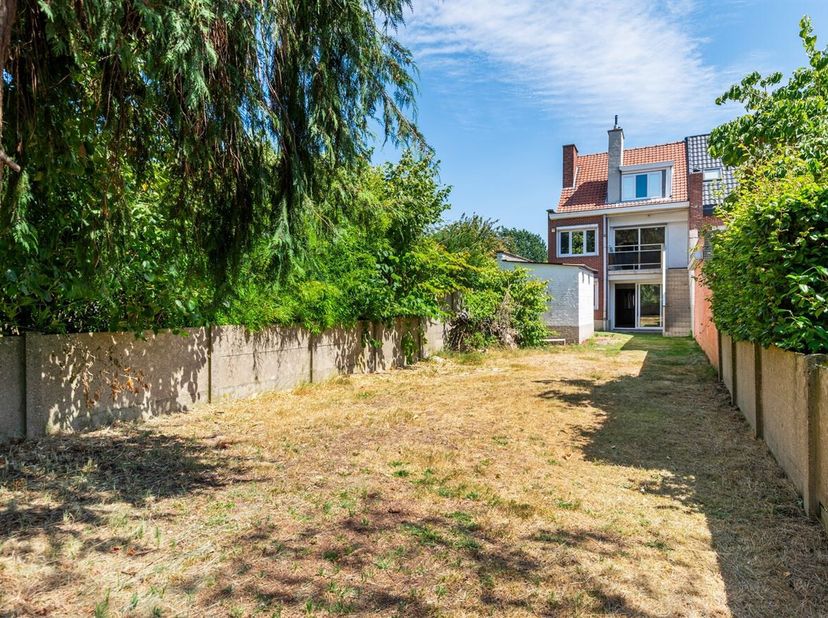 Deels te renoveren woning met 3 slaapkamers en ruime tuin<br />
Ligging:<br />
De woning is nabijgelegen op- en afritten van de autosnelweg (A12/E19),