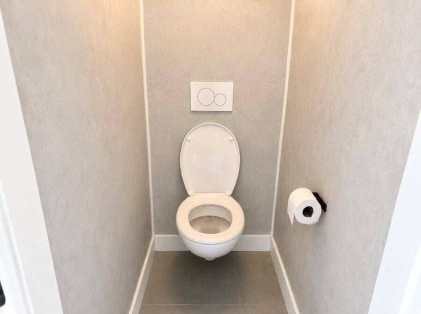 Woning gelegen in centrum met inkom, living, keuken, badkamer, apart toilet en berging. Op de eerste verdieping zijn er 2 slaapkamers. Op de 2de verdi