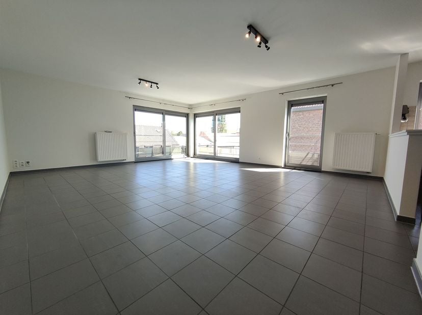 Henro-immo vous présente ce grand appartement lumineux situé au 1er étage avec ascenseur au sein de la résidence "Les mousquetaires" à Pecq.<br />
<b