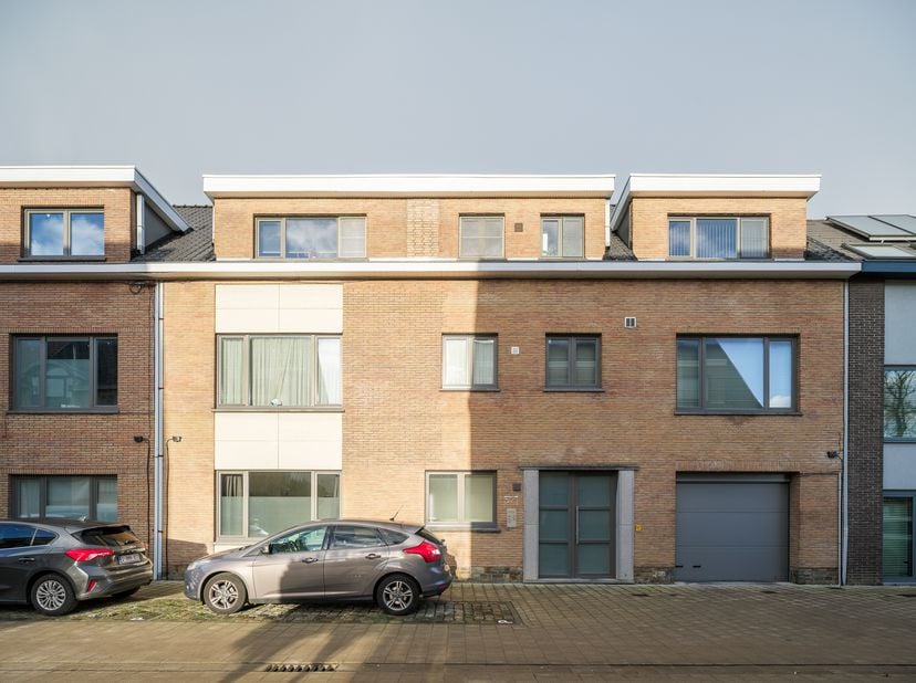Dit lichtrijke appartement is gelegen op enkele stappen van het UZ Gent. Deze uitmuntende locatie biedt enerzijds een vlotte verbinding met de diverse