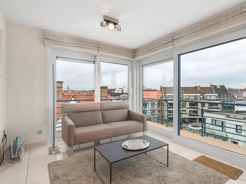 Te koop: licht en verzorgd appartement in Koksijde, met zongerichte terrassen, garage in de residentie en een prachtig vrij zicht Dit appartement uit