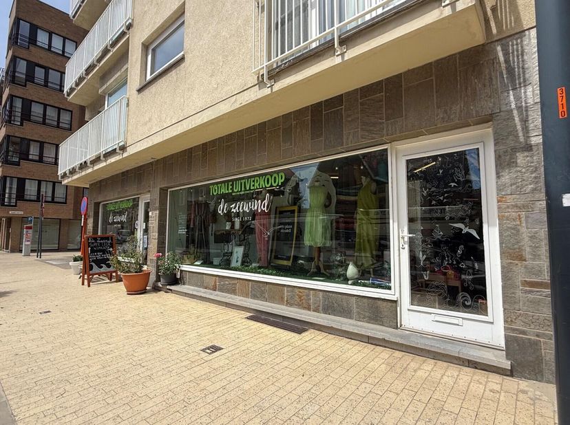 Bent u op zoek naar een commerciële opportuniteit met woonst op een absolute toplocatie? Dan is deze veelzijdige eigendom op de hoek van de Albert I-l