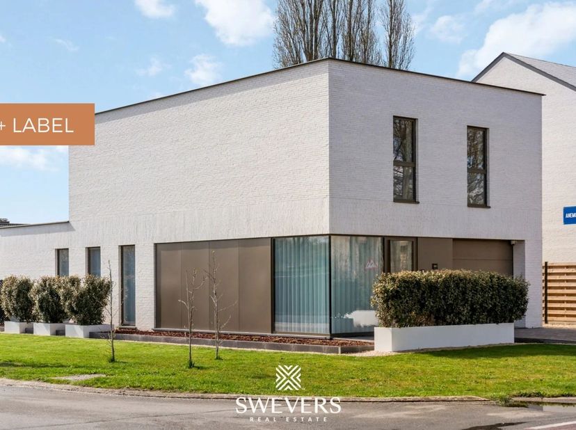 Voor meer info en foto’s, surf naar www.swevers.be – Deze exclusieve A+  architectenwoning in de Meelbergstraat in Paal, gebouwd in 2025, combineert m