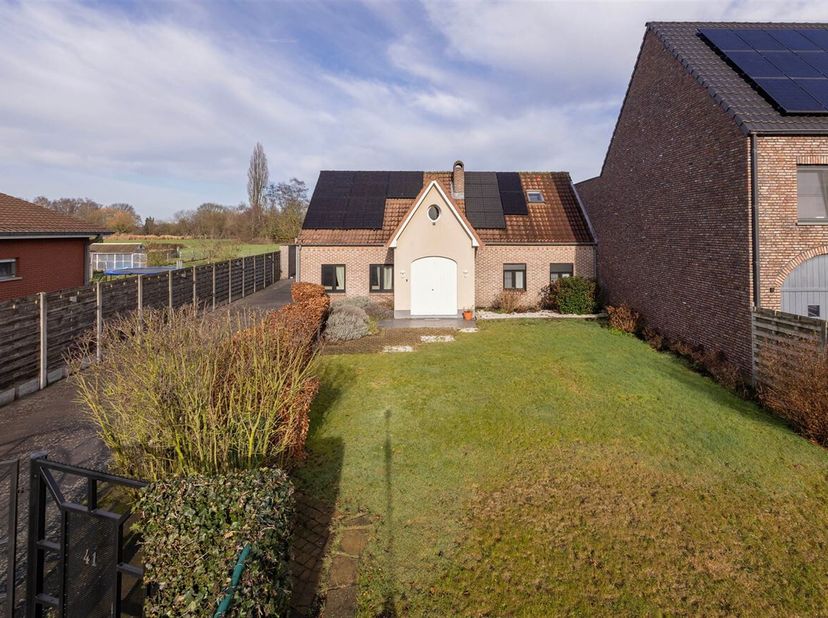 Journée portes ouvertes le samedi 14 mars de 9h30 à 10h30<br />
Maison spacieuse avec 4 chambres sur un terrain d'environ 855 m²<br />
Aménagement :<b