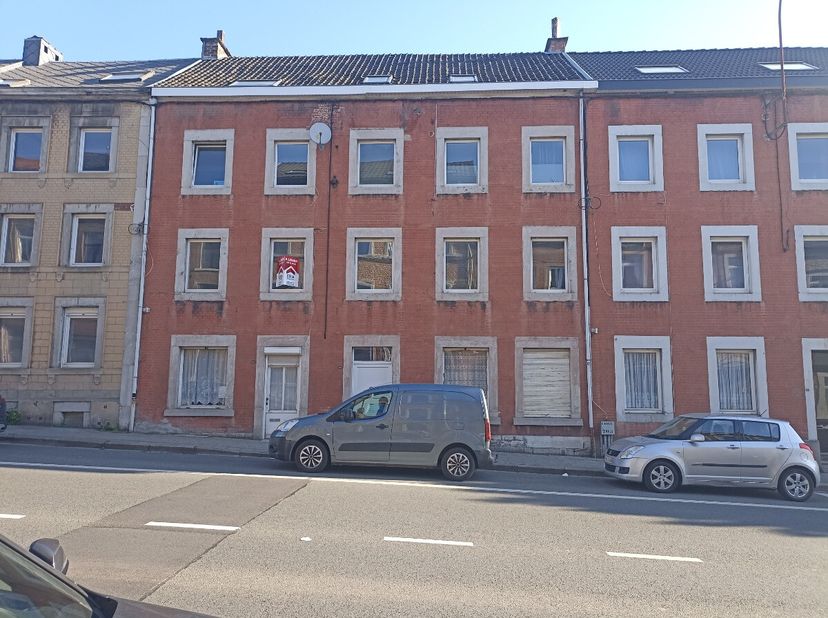 Au premier étage, bel appartement deux chambres, entièrement rénové. Composition : hall d'entrée, séjour, cuisine, salle de bains, 2 chambres à couche