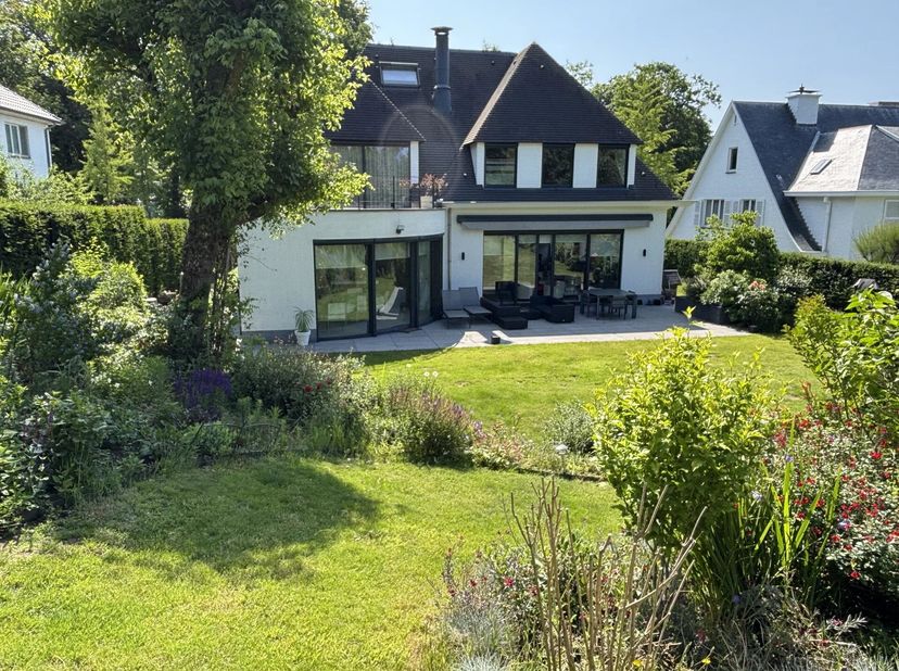 Venez découvrir cette grande villa rénovée en profondeur dans un des quartiers les plus recherchés d'Uccle. Située à côté du Royal Léopold Club, BARNE