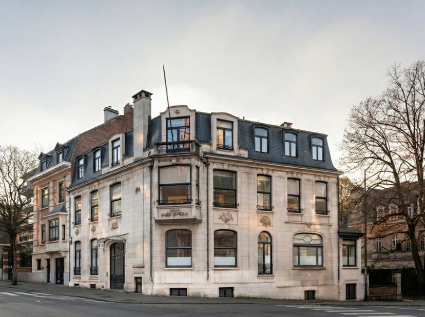 Situé à langle des rues Vleurgat et Américaine, entre lavenue Louise et le Châtelain, remarquable hôtel particulier de 1912 de ± 1.100 m², entièrement