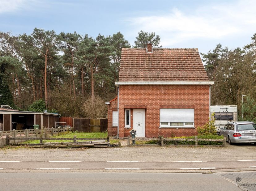 Te renoveren open bebouwing met 3 slaapkamers op ruim perceel van 850 m²<br />
<br />
Bent u op zoek naar een woning die u volledig naar eigen smaak